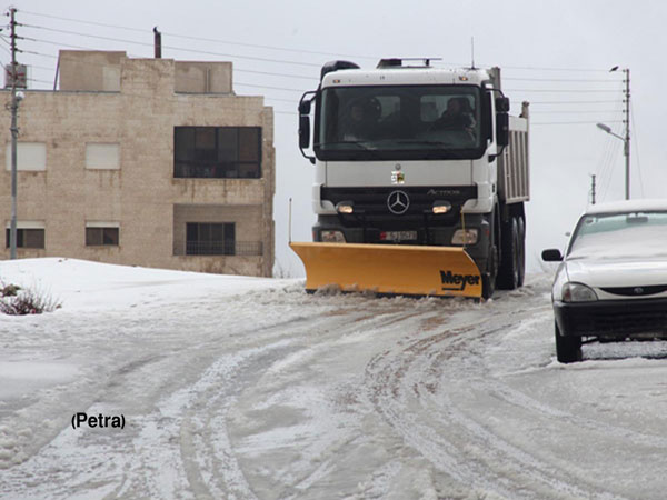 آليات امانة عمان تتعامل مع تراكمات للثلوج في عدد من الطرق والاحياء غربي عمان 