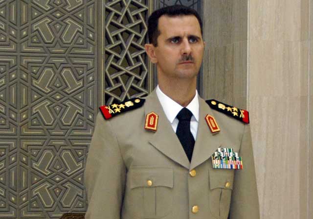 الأسد يستعد بالكيماوي في حمص ويوزع كمامات واقية على جنوده