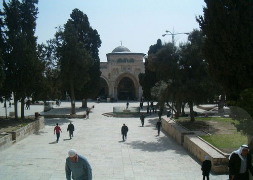 اصابات خلال مواجهات في باحات المسجد الاقصى