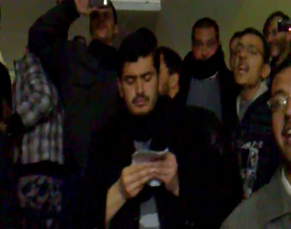 معلمو معان يدخلون مديرية التربية بعد انباء عن اجبار المعلمات على فك الاضراب ( فيديو ) 