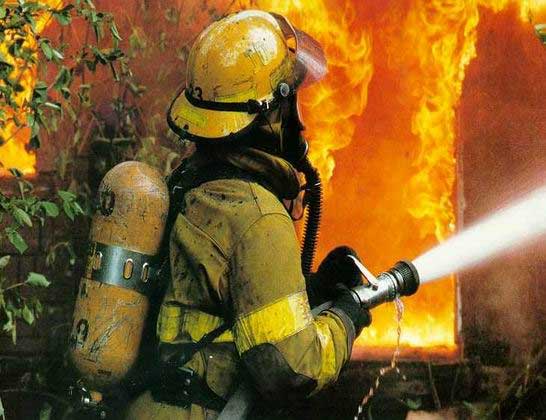 إخماد حريق غرفة تابعة للسيفوي في منطقة الدوار السابع إخماد حريق غرفة تابعة للسيفوي في منطقة الدوار السابع