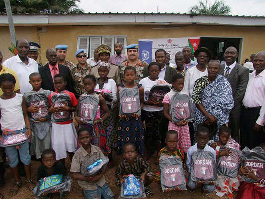 كتيبة حفظ السلام الاردنية بساحل العاج توزع مساعدات انسانية  