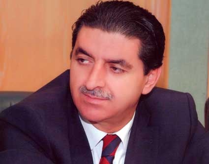 وعكة صحية تصيب النائب الخلايلة على مائدة غداء الملك وعكة صحية تصيب النائب الخلايلة على مائدة غداء الملك