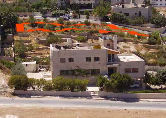 امانة عمان تتعامل مع انهيار جدار استنادي لعمارة بمرج الحمام  