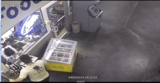 شاهد.. لحظة سرقة لص لثلاجة آيس كريم