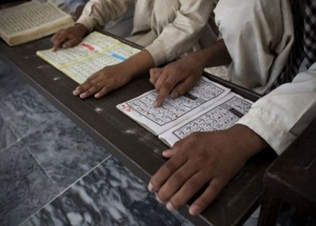 مئات الأفغان يحاصرون قاعدة أمريكية قرب كابول احتجاجا على إحراق نسخ من القرآن