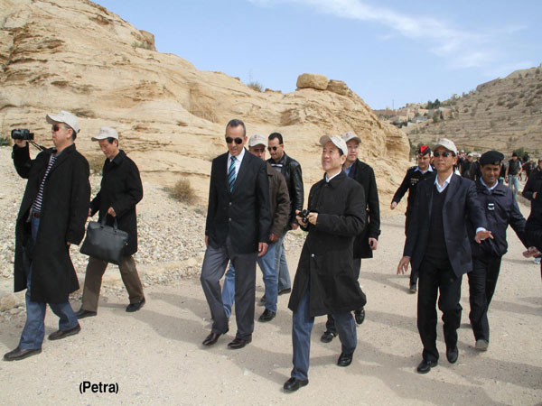 الوفد البرلماني الصيني يزور مدينة البترا الاثرية
