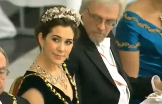 زوج رئيسة فنلندا يختلس نظرة غير بريئة لصدر أميرة دنمركية ( فيديو ) زوج رئيسة فنلندا يختلس نظرة غير بريئة لصدر أميرة دنمركية ( فيديو )