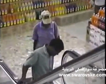 أول مره يستخدم السلم الكهربائي