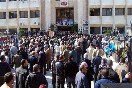 موظفو مياه بني كنانة يطردون الخبير الفرنسي موظفو مياه بني كنانة يطردون الخبير الفرنسي