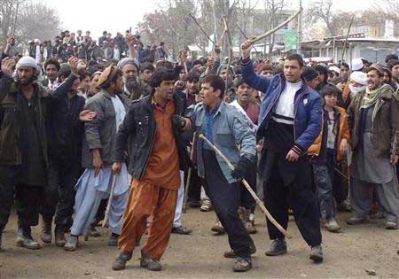 محتجون أفغان يتحركون باتجاه القصر الرئاسي