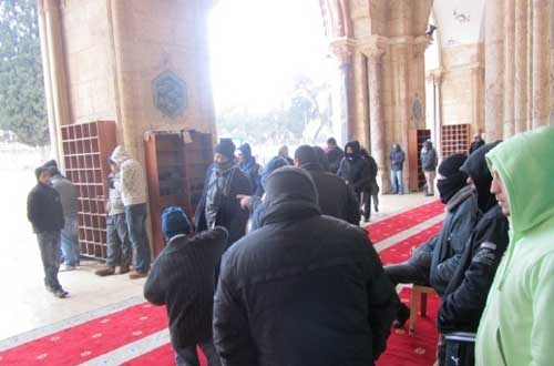 قوات الشرطة الإسرائيلية تقتحم المسجد الأقصى وتشتبك مع المصلين