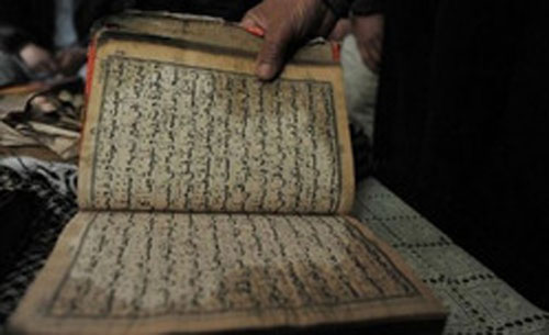 شرطي أفغاني يقتل جنديين أجنبيين احتجاجا على حرق القرآن شرطي أفغاني يقتل جنديين أجنبيين احتجاجا على حرق القرآن