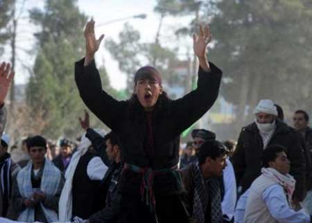 آلاف المتظاهرين يقتحمون مقرا للأمم المتحدة بشمال أفغانستان