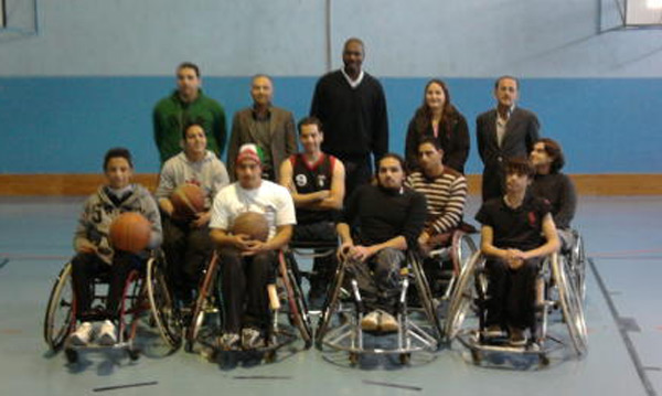 نجم السلة الاميركي علوان يتابع تدريبات منتخب سلة الكراسي المتحركة  