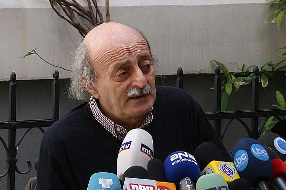 جنبلاط يدعو دروز سوريا إلى النضال ضد طغيان النظام جنبلاط يدعو دروز سوريا إلى النضال ضد طغيان النظام