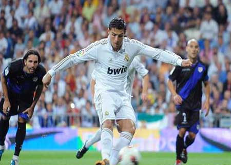 رجال مورينيو في ضيافة محاربي الفاييكاس