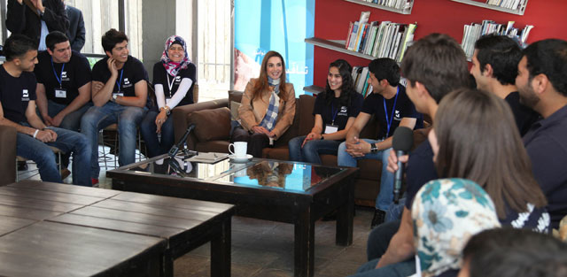 الملكة تؤكد اهمية التواصل بين الشباب وضرورة توسيع نطاق عمل البرنامج الملكة تؤكد اهمية التواصل بين الشباب وضرورة توسيع نطاق عمل البرنامج