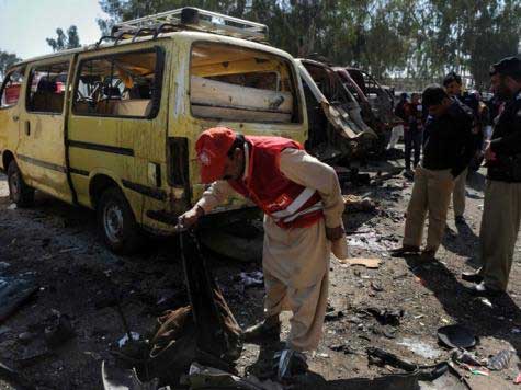 مقتل 18 بهجوم على حافلة بباكستان 