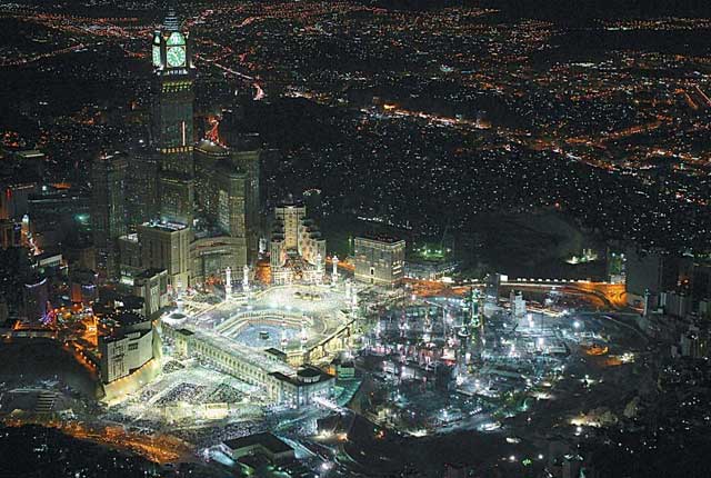 القمر يتعامد الاربعاء على الكعبة المشرفة القمر يتعامد الاربعاء على الكعبة المشرفة