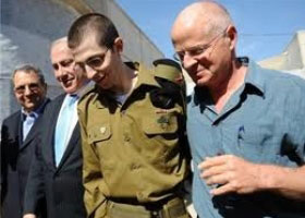 والد شاليط يطالب حكومته بضرب المنظمات الفلسطينية قبل ان تأسر جنود آخرين