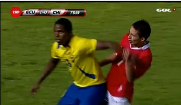 لاعب يضرب نفسه