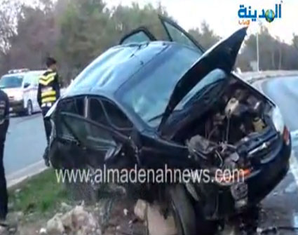 شاهدوا السيارة التي قفزت عن الجزيرة الإسمنتية في شارع السلط – عمان ( فيديو ) شاهدوا السيارة التي قفزت عن الجزيرة الإسمنتية في شارع السلط – عمان ( فيديو )