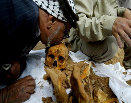 فلسطيني يقبل جمجمة ابنه الذي عاد إليه هيكلا عظميا بعد 35 عاما من الأسر فلسطيني يقبل جمجمة ابنه الذي عاد إليه هيكلا عظميا بعد 35 عاما من الأسر