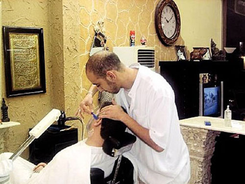 حلاق قص جزءاً من شارب سعودي بالغلط …والزبون يرفض التعويض و يطلب الحكم الشرعي حلاق قص جزءاً من شارب سعودي بالغلط …والزبون يرفض التعويض و يطلب الحكم الشرعي