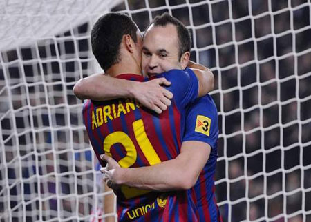 برشلونة "بعشرة لاعبين" يطوي عناد خيخون