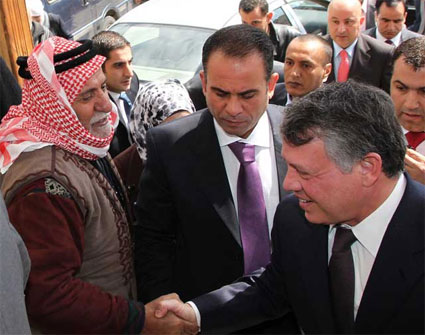 الملك يزور سوق عين غزال و دار رئاسة الوزراء  ( صور وفيديو )