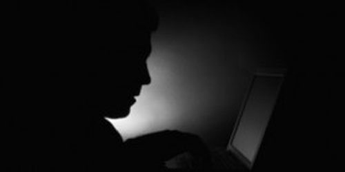 ام تصور ابنتها وهي عارية بناء على طلب مخادع