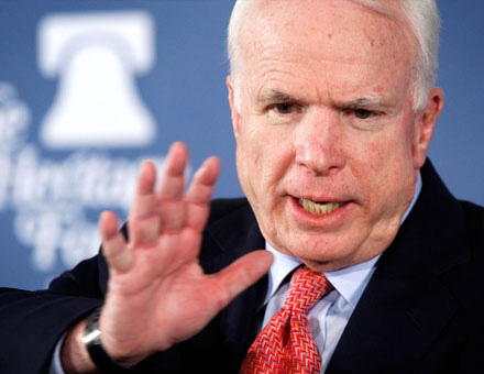 ماكين يدعو أمريكا إلى شن ضربات جوية على سوريا