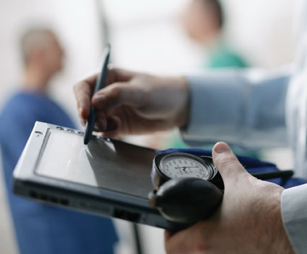 فنيو المهن الطبية المساندة يتوقفون عن العمل  ( بيان )