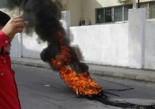 الرمثا : حرق إطارات رفضا للتعديلات الاخيرة على المناهج الرمثا : حرق إطارات رفضا للتعديلات الاخيرة على المناهج