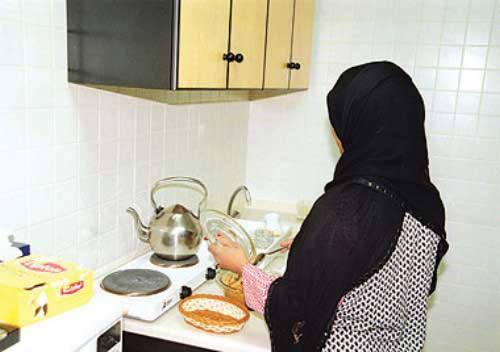 العمل : لا يجوز لمكاتب استقدام العاملين في المنازل تقاضي اي مبالغ الا بعد وصول العاملة بإستثناء رسوم التصريح  