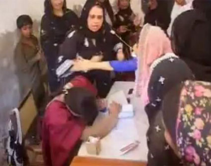 صفعة تحرم باكستانية من العمل السياسي لعامين ( فيديو )