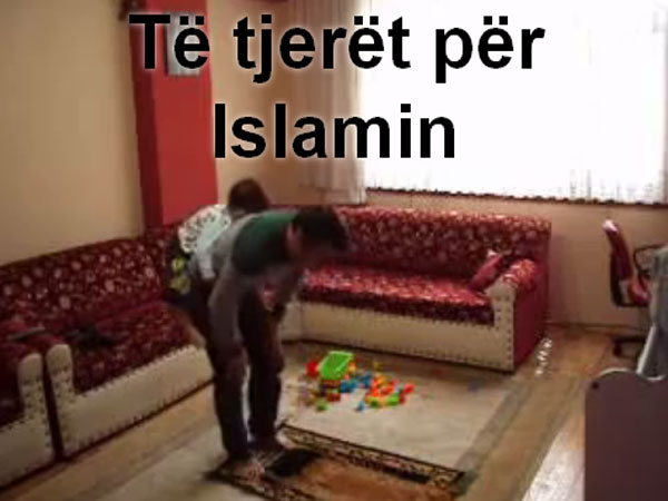 طفل يتعلق بأبيه وهو يصلى 