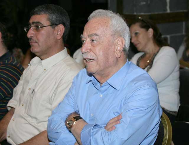 تكهنات بانشقاق مصطفى طلاس بعد خلاف مع آصف شوكت تكهنات بانشقاق مصطفى طلاس بعد خلاف مع آصف شوكت