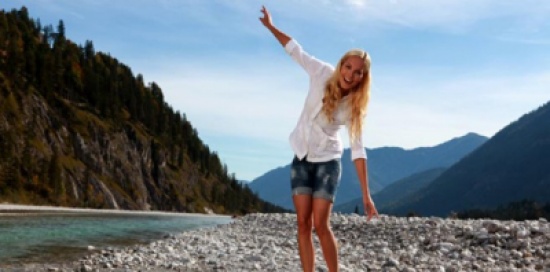 ألمانية تعثر على نصف كيلو ذهب أثناء السباحة