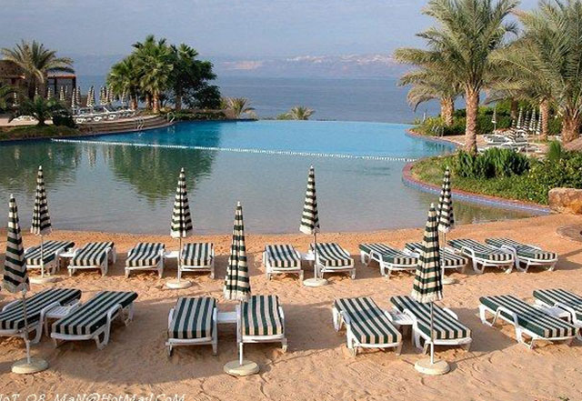 توقف عمال الامانة في البحر الميت عن العمل احتجاجا على نقلهم  