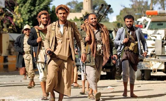 بعد تضييق الخناق عليهم.. الحوثيون يداهمون منازل في الحديدة بعد تضييق الخناق عليهم.. الحوثيون يداهمون منازل في الحديدة