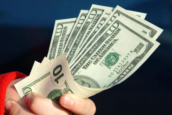 يعرض 1000 دولار لمن يعرّفه على عروس تجاوزت الخمسين عاما