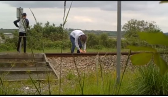 بالفيديو: أراد اختصار المسافة فسحقه قطار وأصيب بالشلل