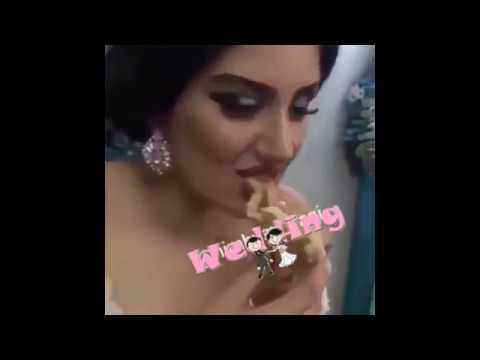 بالفيديو.. عروس تشعر بالجوع فتأكل ساندويتش في الكوشة