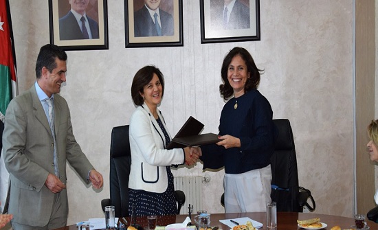 وزارتا الطاقة والتنمية توقعان اتفاقية لتزويد اسر فقيرة بوحدات انارة موفرة