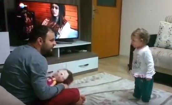 طفلة صغيرة تصاب بالغيرة على والدها بسبب دمية (فيديو) طفلة صغيرة تصاب بالغيرة على والدها بسبب دمية (فيديو)