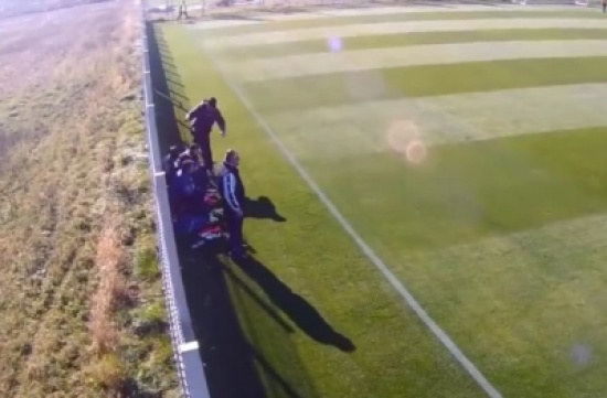 شاهد: مدرب يركل طفلاً بوحشية