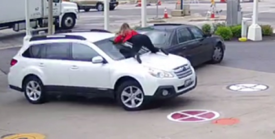 شاهد: امرأة تقفز فوق سيارتها لاستعادتها من السارق