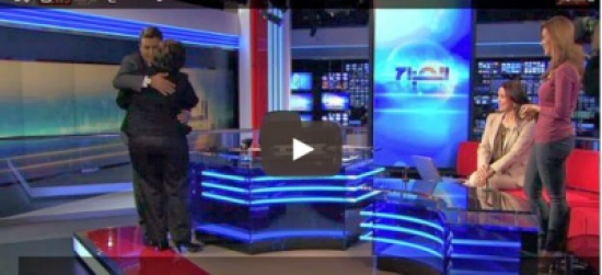والدة مذيع تفاجئه على الهواء